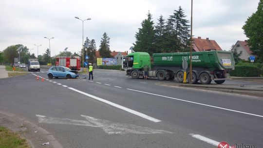 Kolizja ciężarówki z osobówką