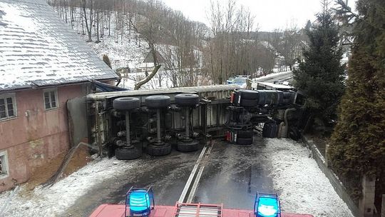 Ciężarówka zablokowała drogę