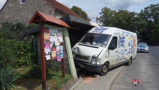 Bus uderzył w przystanek autobusowy