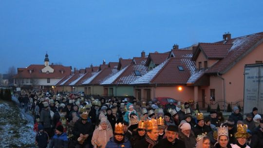 Setki osób w lubańskim orszaku