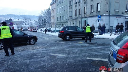 Rowerzysta uderzył w auto