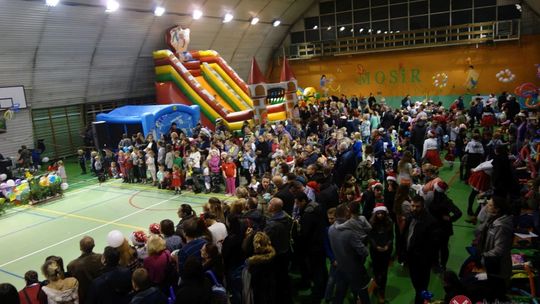 Tłumy na zabawie Mikołajkowej
