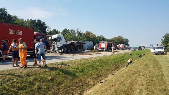 Przewrócona ciężarówka zablokowała autostradę A4