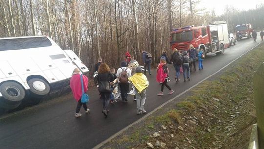 Autobus z 54 pasażerami wypadł z drogi