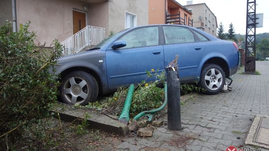 Sunął bokiem po chodniku