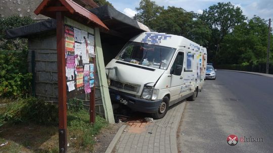 Bus uderzył w przystanek autobusowy