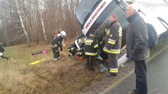 Autobus z 54 pasażerami wypadł z drogi