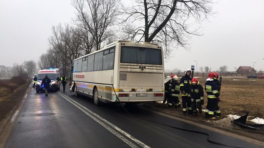 Autobus zderzył się z ciężarówką