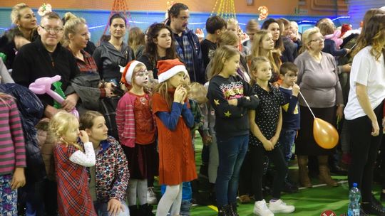 Tłumy na zabawie Mikołajkowej