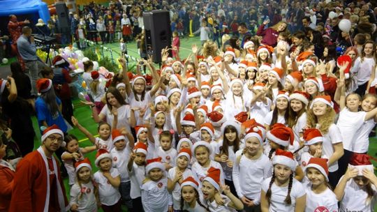 Tłumy na zabawie Mikołajkowej