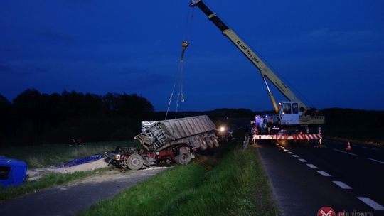 Dwie osoby w szpitalu, po zderzeniu TIR-a z traktorem