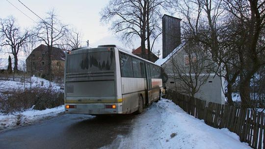 Autobus kursowy wbił się w remizę