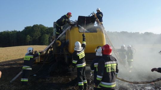 Huk i kłęby dymu nad Zarębą