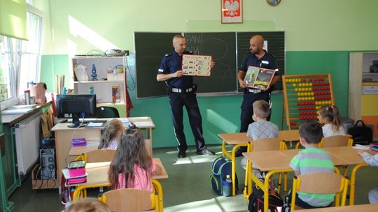 Lubańscy policjanci z wizytą u dzieci