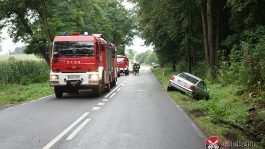 Auto sunęło bokiem całą szerokością jezdni