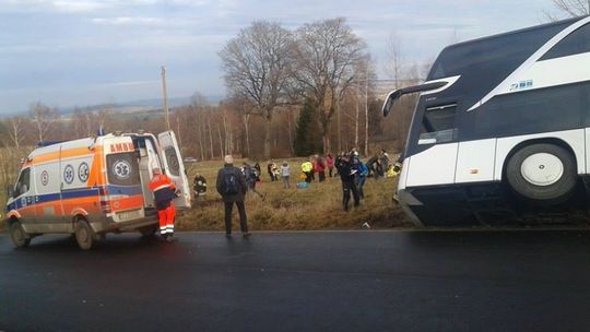 Autobus z 54 pasażerami wypadł z drogi