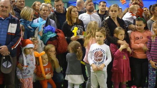 Tłumy na zabawie Mikołajkowej