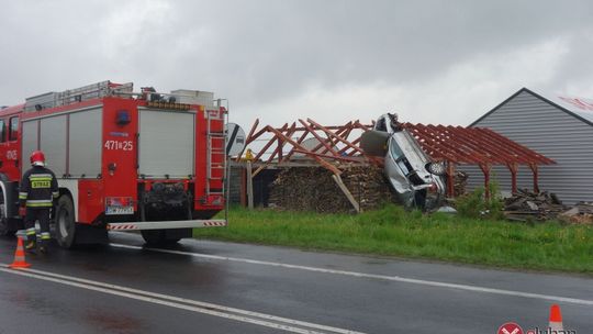 Zatrzymał się na szopie z drewnem