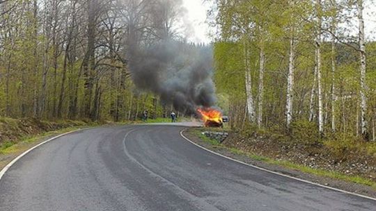 Płonące auto na ul. Rolniczej