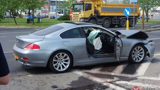 W wyniku zderzenia Opel dachował