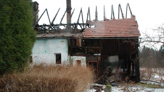 Areszt za włamanie, podpalenie budynku i znieważenie miejsca spoczynku zmarłego