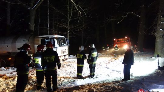 Cysterna z gazem utknęła na leśnej drodze