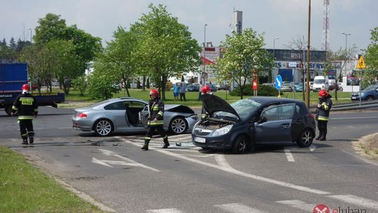 W wyniku zderzenia Opel dachował