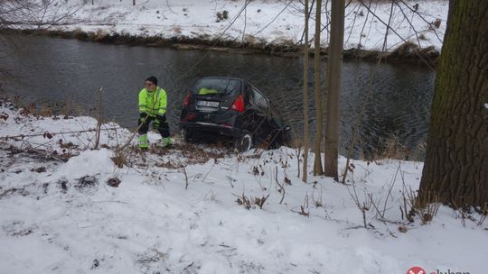 Auto wpadło do Kwisy