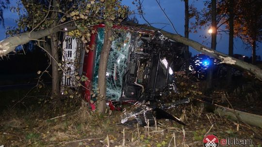 Tragiczny wypadek. Zderzenie busa z ciężarówką