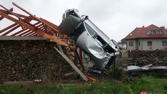 Zatrzymał się na szopie z drewnem