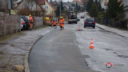 Kładą asfalt na Różanej