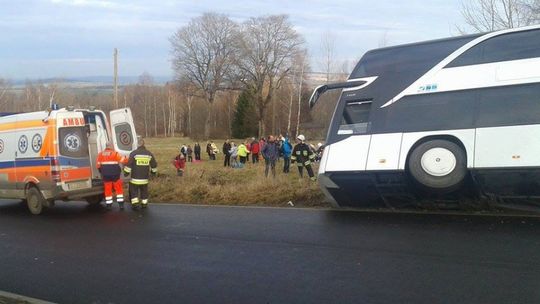 Autobus z 54 pasażerami wypadł z drogi