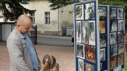 Przeszłość ukryta na dawnej fotografii