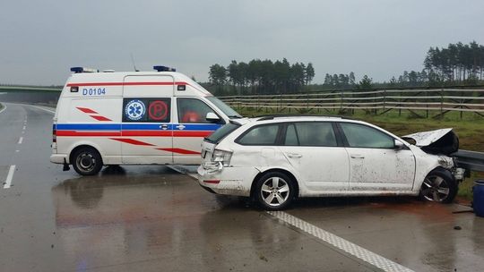 Wpadł w poślizg na autostradzie