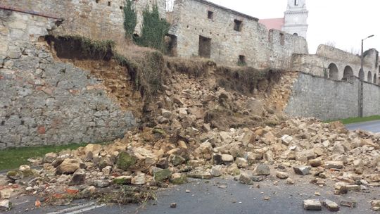 Zawalił się mur obronny w Nowogrodźcu