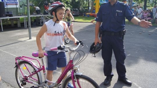 Policjanci wręczali serduszka