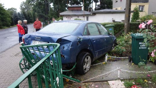 Sunął bokiem po chodniku