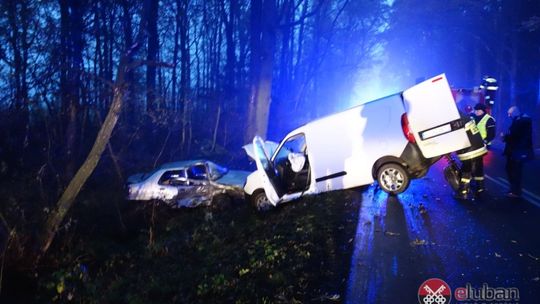 Osobówka wyskoczyła z rowu wprost pod minibusa