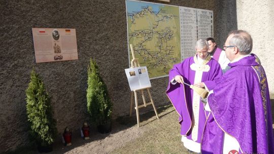 Tablica ku czci ostatniego niemieckiego proboszcza parafii w Uniegoszczy