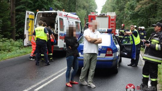 Auto sunęło bokiem całą szerokością jezdni