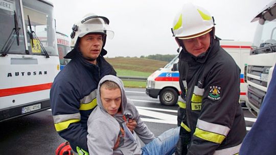 Zderzenie ciężarówki z autobusem przewożącym młodzież – manewry DK30