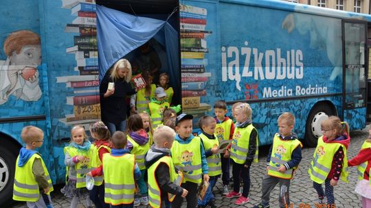 Akademicy na spotkaniu w Książkobusie