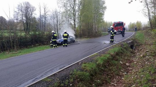 Płonące auto na ul. Rolniczej