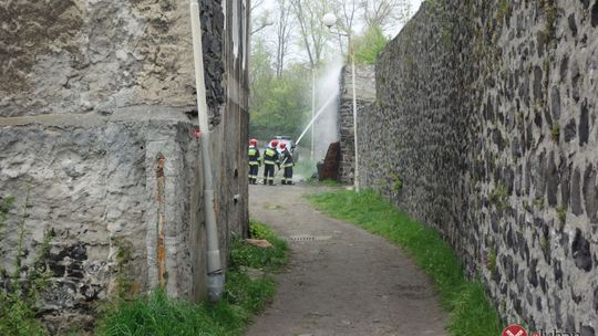 Pożar komórki w murze obronnym