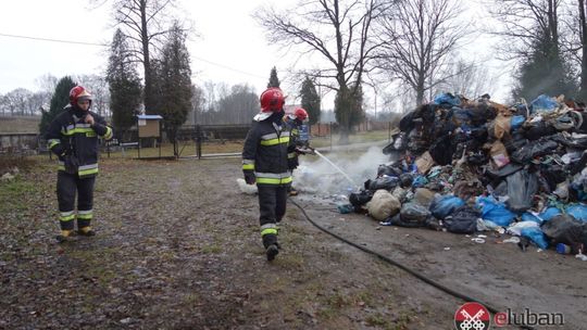 Płonące odpady w śmieciarce