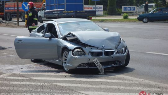 W wyniku zderzenia Opel dachował