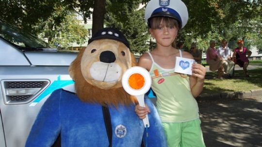 Policjanci wręczali serduszka