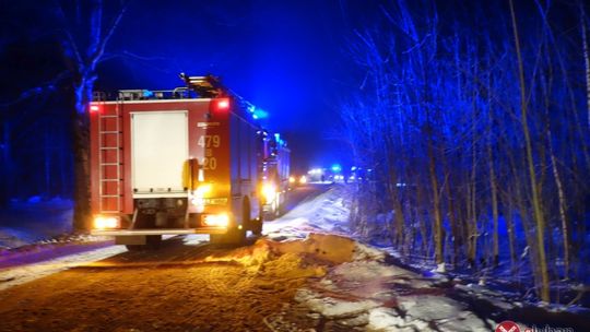 Cysterna z gazem utknęła na leśnej drodze