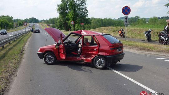 Kolizja na zjeździe w kierunku autostrady