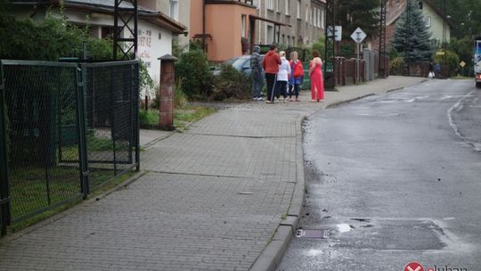 Sunął bokiem po chodniku